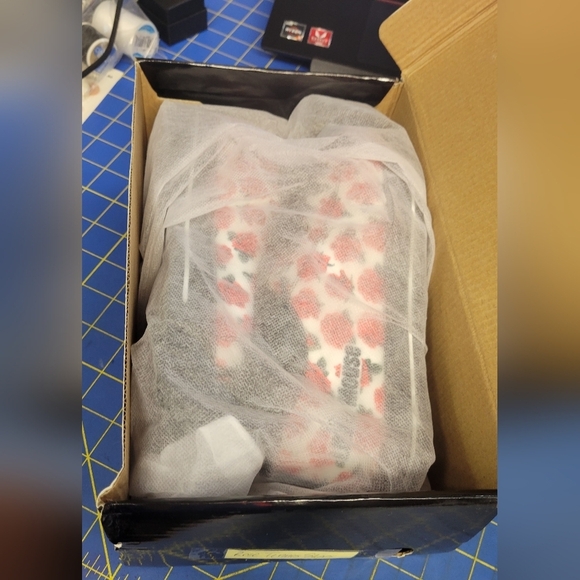 Floral Rose Canvas Sneakers with Black Accents Size 8 (38) - Picture 12 of 13